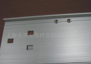 镀锌金属桥架构筑现代建筑的神经网络