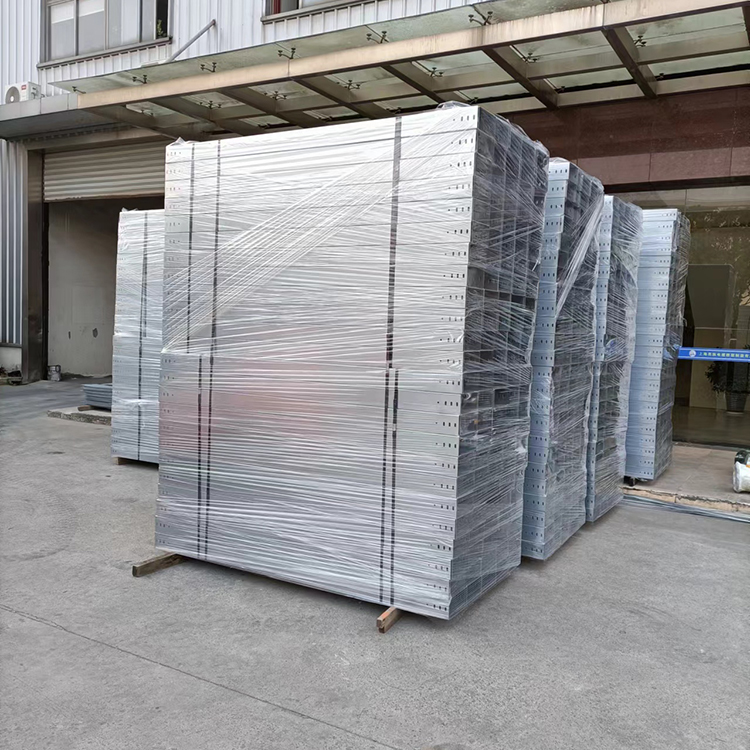 铝合金槽式桥架长距离运输时的情况