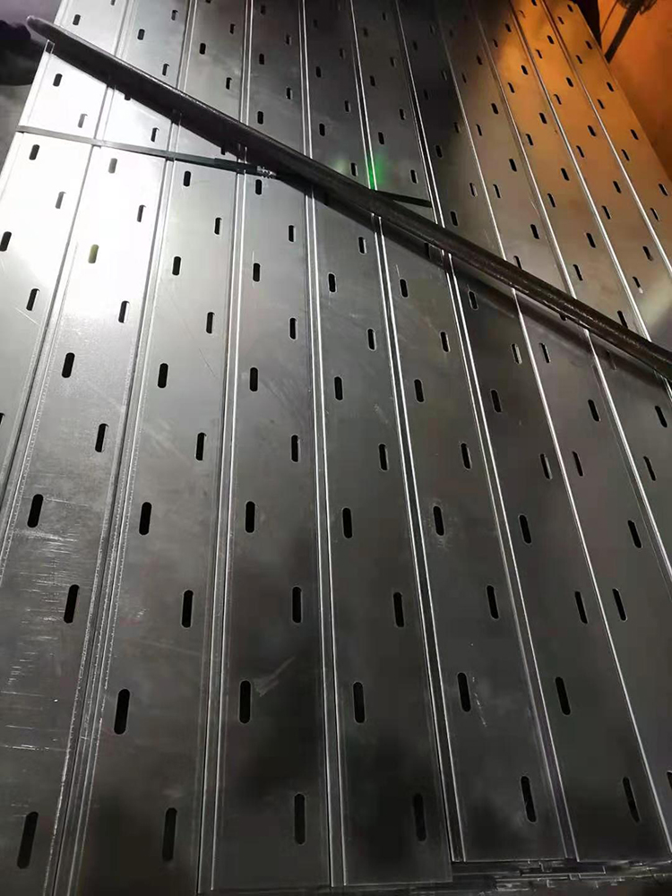 托盘式桥架以自身适配回应实际需求